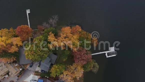 深秋湖畔海滨房屋的鸟瞰图视频的预览图