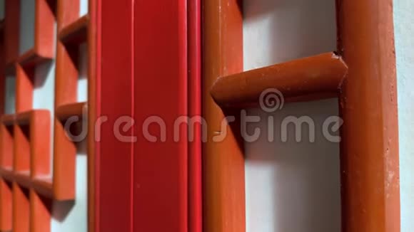 中国风格的红色木制雕刻装饰门亚洲传统装饰家居墙壁和门视频的预览图