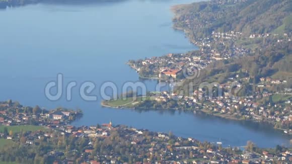 巴伐利亚清澈的塔格恩湖从上面的阿里尔德国巴伐利亚阿尔卑斯山的美丽山湖景观视频的预览图