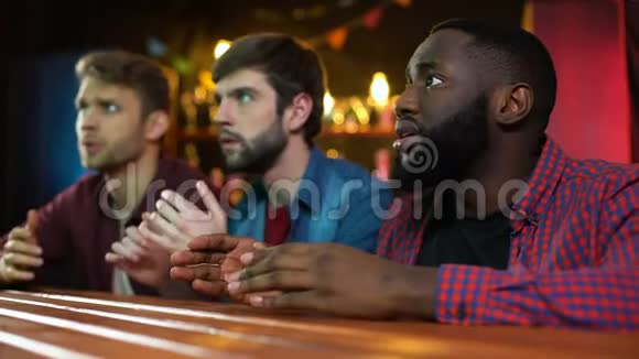 感情上多种族的朋友不开心国家队输了比赛时间在酒吧视频的预览图
