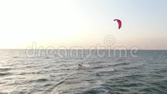 大红风筝在海面上空风筝正在滑翔明亮的地平线上视频的预览图