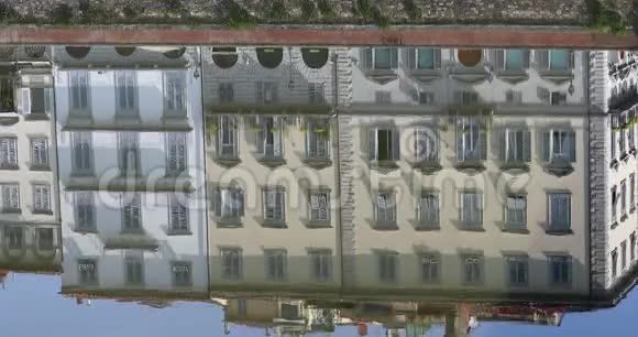 佛罗伦萨阿尔诺河中色彩斑斓的建筑物的倒影视频的预览图