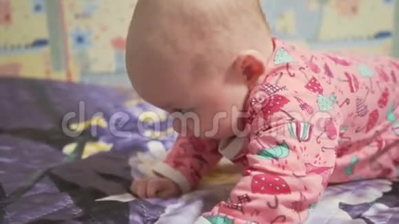 五个月大的躺婴视频视频的预览图