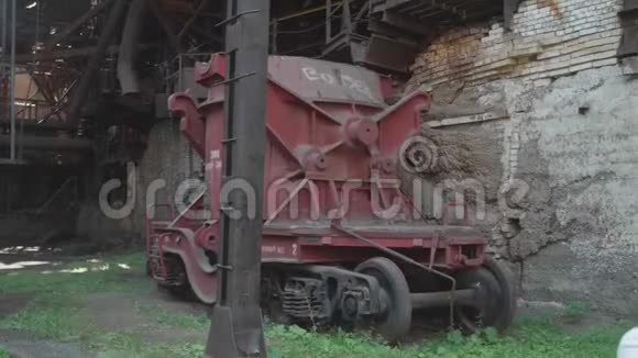 废弃冶金厂境内冶炼用旧手推车视频的预览图