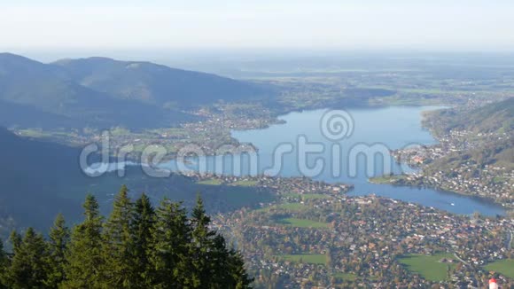 巴伐利亚清澈的塔格恩湖从上面的阿里尔德国巴伐利亚阿尔卑斯山的美丽山湖景观视频的预览图