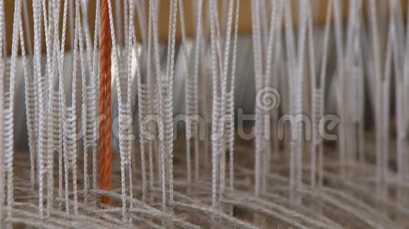 在纤维织成的织布机上把针收起来视频的预览图