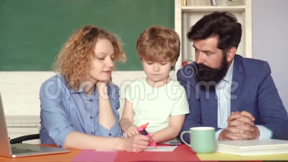 回到学校和家庭学校可爱的学生和他的父亲和母亲在学校工作快乐的小学生们视频的预览图