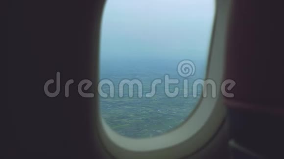 在绿色农场上空的空中飞行从窗口可以看到浓雾视频的预览图
