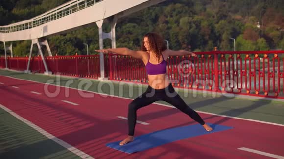 站在桥上练习瑜伽的女人视频的预览图