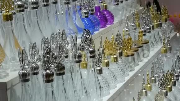 伊斯坦布尔一家商店柜台上的各种空玻璃香水瓶视频的预览图