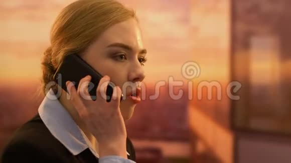 愤怒的女商人在电话里对不合格的员工大喊大叫工作问题视频的预览图