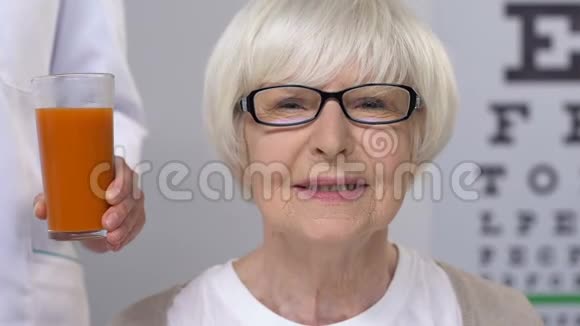 医生给老年女性患者注射胡萝卜汁维生素视频的预览图
