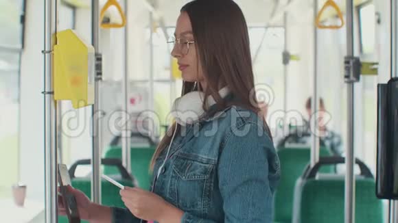 妇女在电车上用银行卡支付公共交通费用视频的预览图