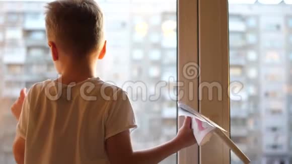 孩子站在窗边拿着纸飞机冬季视频的预览图