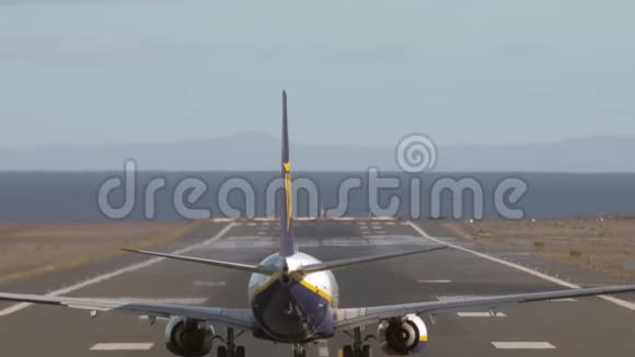 飞机起飞飞越海洋视频的预览图