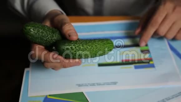 手拿黄瓜的销量增长曲线图视频的预览图