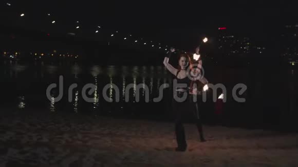 一群漂亮的火女晚上在玩火把视频的预览图