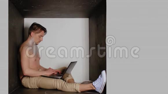 个人有限空间在笔记本电脑上工作视频的预览图