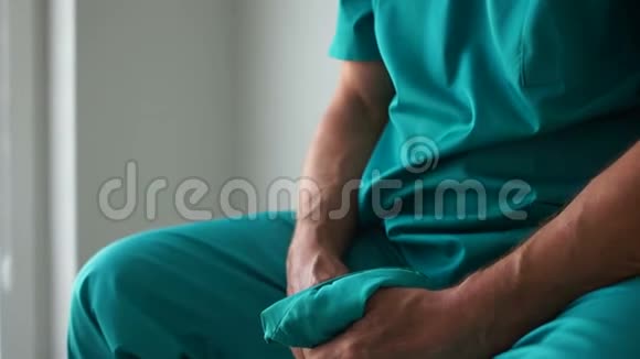 悲伤疲惫的医生坐下来双手放在膝盖上操作不成功辛苦的一天医学和医学视频的预览图
