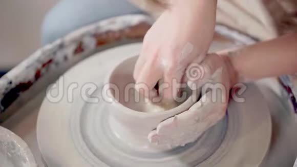 陶工在车轮上雕刻粘土杯视频的预览图