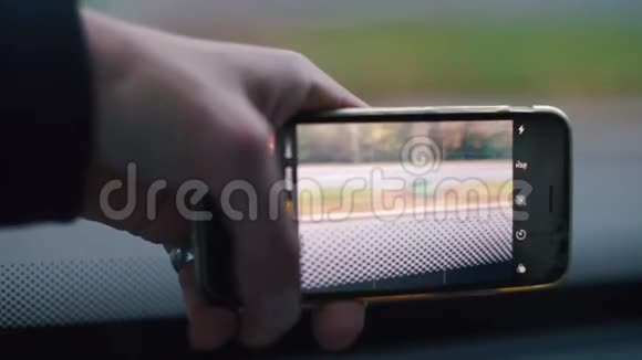 一辆公共汽车乘客手中的一个破碎的智能手机屏幕的特写视频的预览图