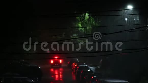 雨夜在俄罗斯公寓附近停车的黑色电线带有选择性聚焦和模糊视频的预览图