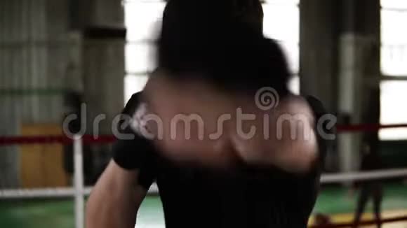 深色头发的年轻人穿着黑色拳击绷带在健身房里认真地看着相机把疲惫的身体视频的预览图
