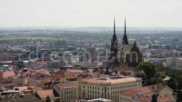 布尔诺市景带圣彼得和保罗大教堂视频的预览图