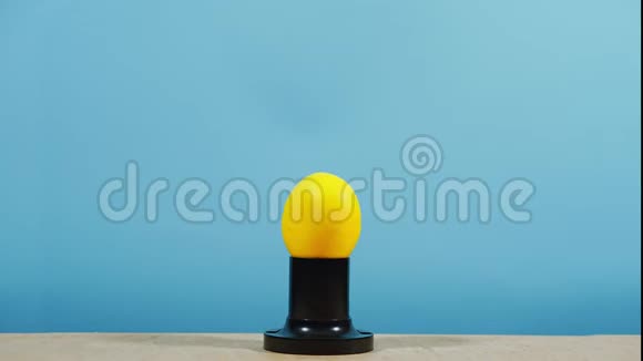 停止运动一个黄色的气球被充气一个爆炸和一个发光的灯出现视频的预览图