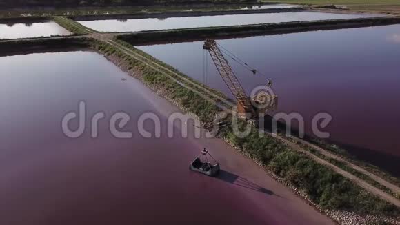 挖掘机在废水处理厂工作空中摄影与无人机视频的预览图