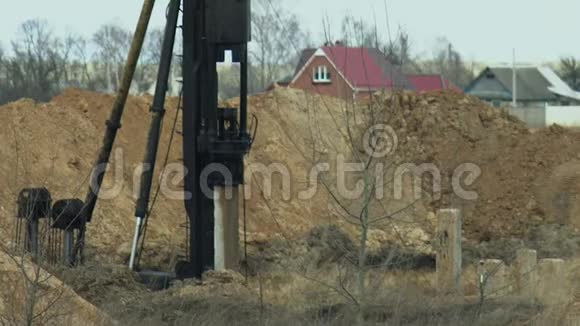 一位老苏联打桩机将桩打入土壤为建筑物或其他结构提供基础支持实际视频的预览图