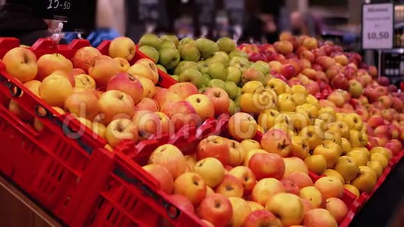超市橱窗上的标价水果和路过的购物者视频的预览图