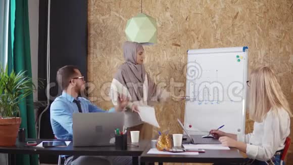 三个人在办公室的一个小会议上视频的预览图