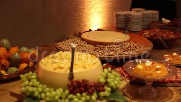 提供各种食物的桌子Queijos奶酪视频的预览图