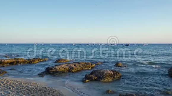 在梅诺卡岛上的圣托马斯海滩海浪在汹涌澎湃视频的预览图