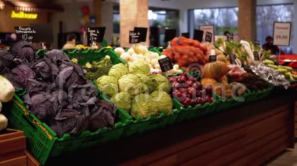 超市货架上有价格标签的新鲜蔬菜卷心菜洋葱土豆南瓜在商店里出售视频的预览图