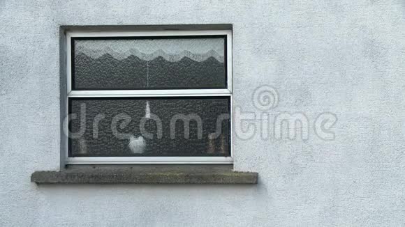 混凝土墙上的磨砂玻璃窗视频的预览图