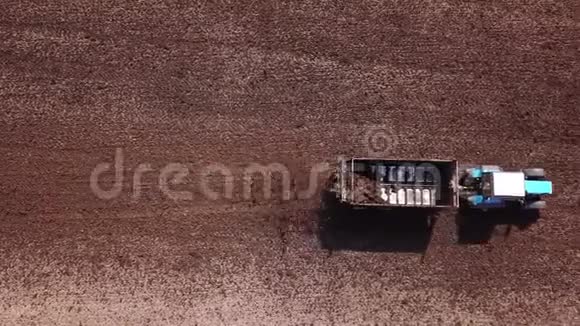 田里的拖拉机用无人驾驶飞机进行有机肥空中勘测视频的预览图