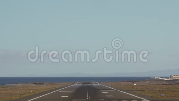 飞机抵达海边机场视频的预览图