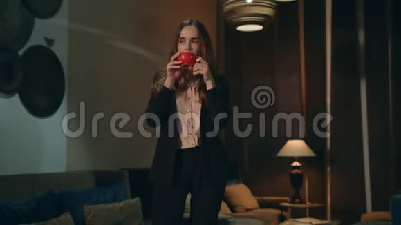 商务女性晚上在酒店休息室喝茶员工喝咖啡视频的预览图