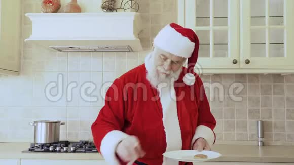 圣诞老人把饼干放在盘子里视频的预览图