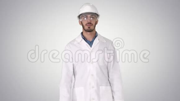 科学工程师戴着安全帽戴着渐变背景的眼镜走路视频的预览图