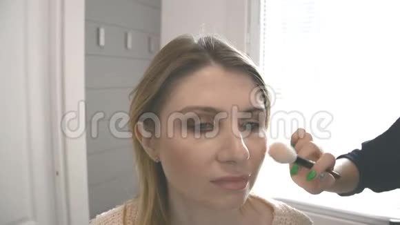 化妆女用模特的脸工作视频的预览图