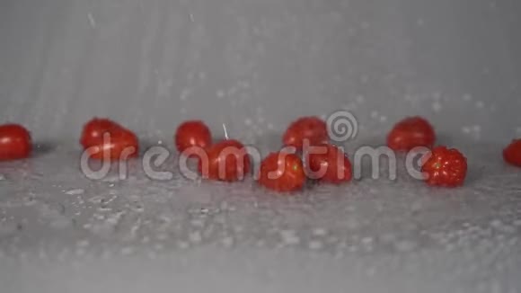 樱桃番茄洗水小溪在灰色的背景下几次穿过所有的蔬菜视频的预览图