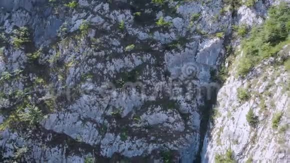 空中观景这个框架是一个巨大的悬崖美丽的山景有石头和植被树木点缀着视频的预览图
