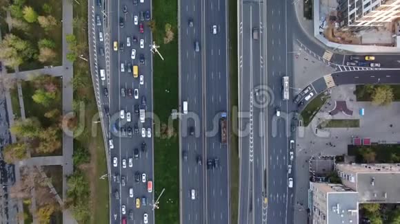 中央大街从高处拍摄汽车交通全景视频的预览图