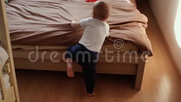 这孩子正试图独自爬上成人床视频的预览图