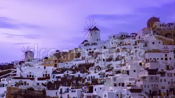 希腊圣托里尼的奥亚村的日落景色和人们争相拍照的景象时间流逝视频的预览图