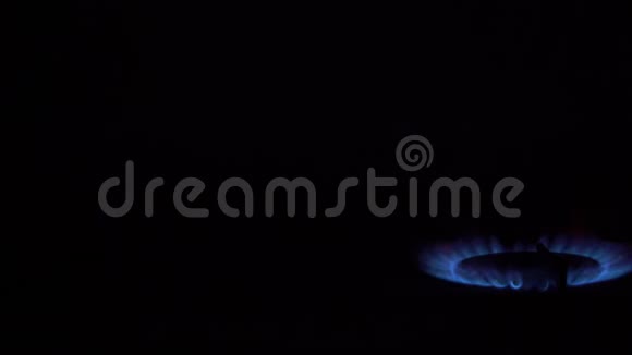 关掉吹着蓝色煤气的炉子视频的预览图