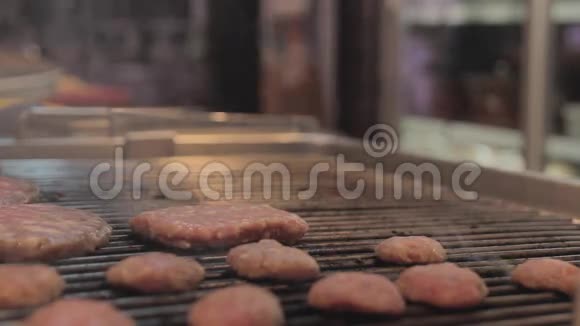 在烤架上做肉丸视频的预览图